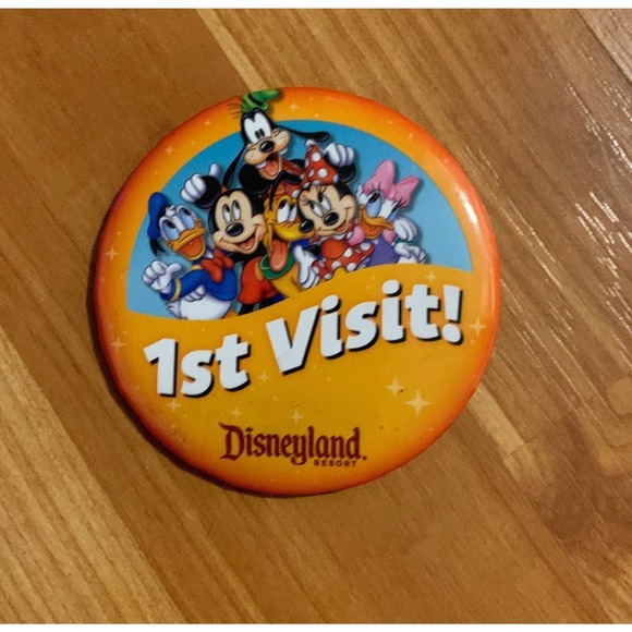 Collectable Disneyland first Visit Pin - Picture 1 of 2